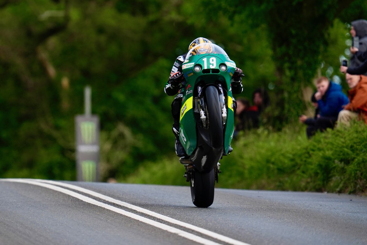 Pushing on during night one! 😳🫨👌🏻👊🏻🇮🇲

#TT2025 #IsleOfManTT