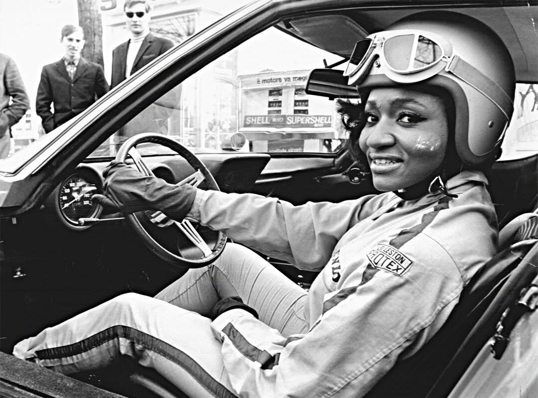 Grace Bumbry avait deux passions : chanter du Tannhaüser à Vienne et faire rugir le V12 de sa Lamborghini Miura. 

Le style appelle le style.