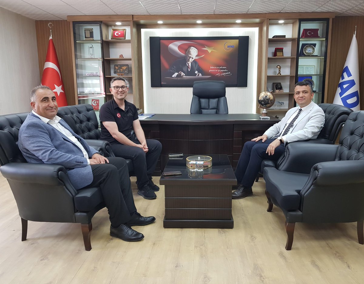 AFAD Afyonkarahisar (@afad_afyon) on Twitter photo Vali Yardımcısı Sn.Mehmet KEKLİK'in İl Müdürümüz Ali ALTINDAL‘a hayırlı olsun ziyaretinde bulunarak yeni görevinde başarılar diledi.
İl Müdürümüz nazik ziyaretlerinden dolayı kendilerine teşekkür etti.<a href="/AFADBaskanlik/">AFAD</a> <a href="/AfyonValiligi/">T.C. Afyonkarahisar Valiliği</a> <a href="/alialtindal/">Ali Altındal 🇹🇷</a> Vali Yardımcısı Sn.Mehmet KEKLİK'in İl Müdürümüz Ali ALTINDAL‘a hayırlı olsun ziyaretinde bulunarak yeni görevinde başarılar diledi.
İl Müdürümüz nazik ziyaretlerinden dolayı kendilerine teşekkür etti.<a href="/AFADBaskanlik/">AFAD</a> <a href="/AfyonValiligi/">T.C. Afyonkarahisar Valiliği</a> <a href="/alialtindal/">Ali Altındal 🇹🇷</a>