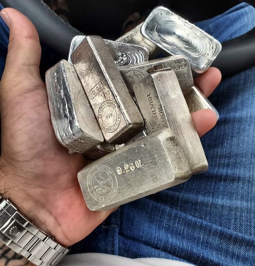 10 Oz silver bars
Bin $335

Zelle
Cashapp 
PayPal 
Apple Pay 
Venmo 
Crypto (10 %discount )accepted as payment options 

 #coin #coins #numismatics #coincollecting #silver #numismatic #coincollection #coincollector #silvercoinage