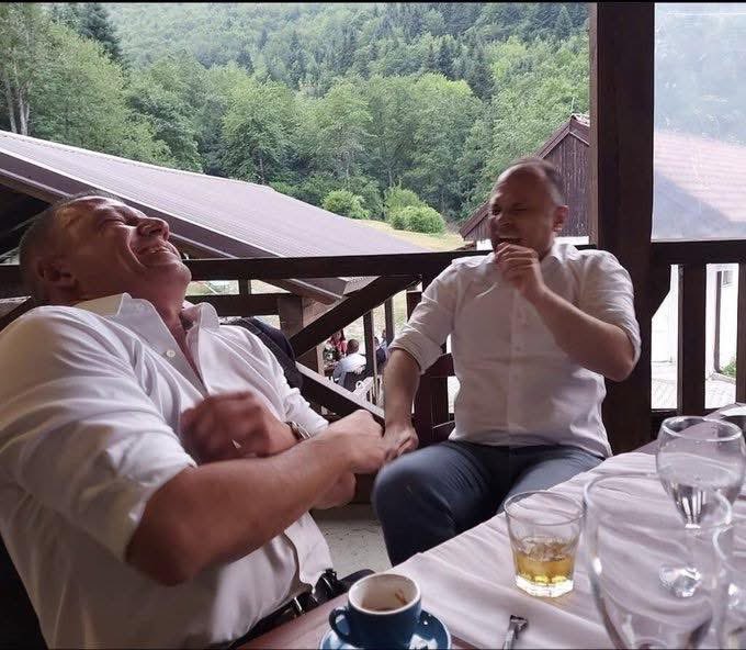 И ти викам седам у Дубаи и им пуштам соопштение: 
- Загрижен сум за висината на каматите…
(превземено)