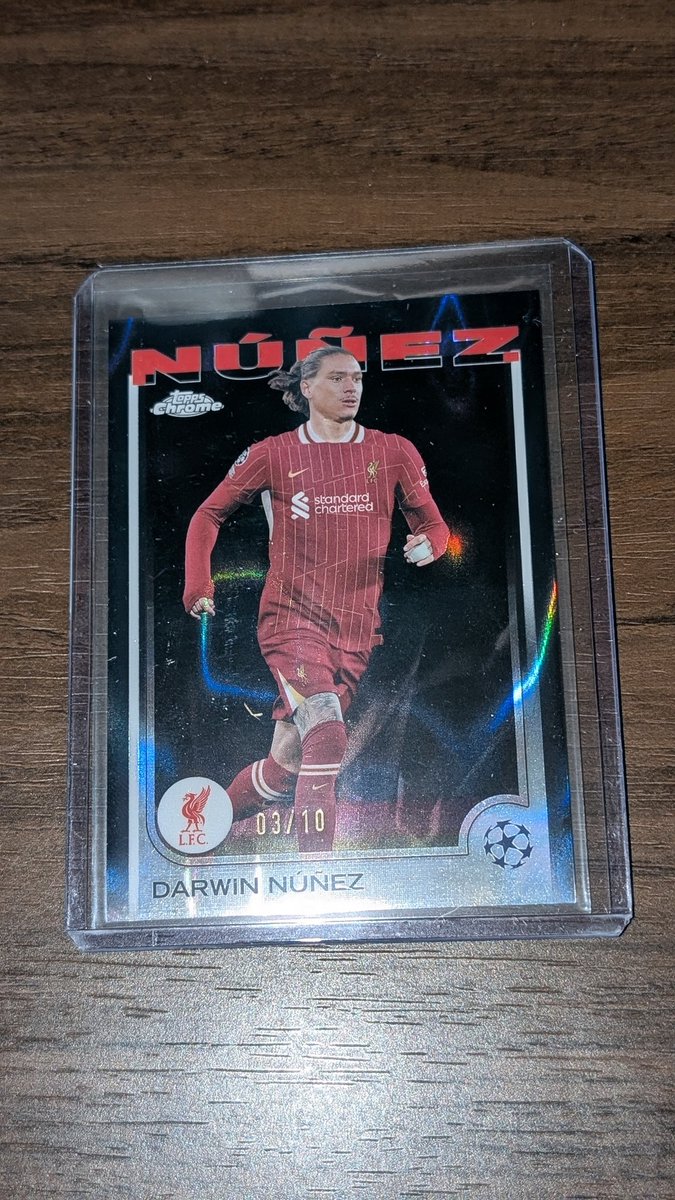 Let's do a giveaway ahead of tonight's #TSSS 

Follow + Retweet + Tag a friend to be entered to win a Darwin Nunez Topps Chrome Black /10 (international shipping covered by winner). 

You miss 100% of the shots you don't take or in Darwin's case... That you do take! 

8 PM ET