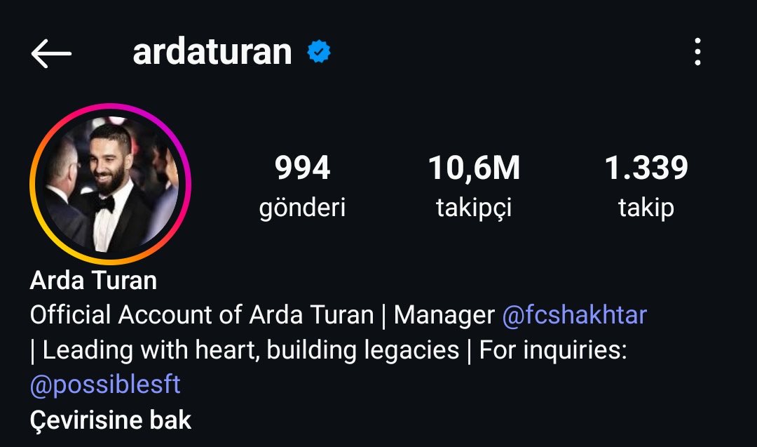 Arda Turan Süper ligde teknik direktörlük yaparken Galatasaray yazısını kaldırmamıştı. Yabancı kulübe gider gitmez Galatasaray yazısını kaldırdı.

Süper lig öyle bir lig işte. 😀