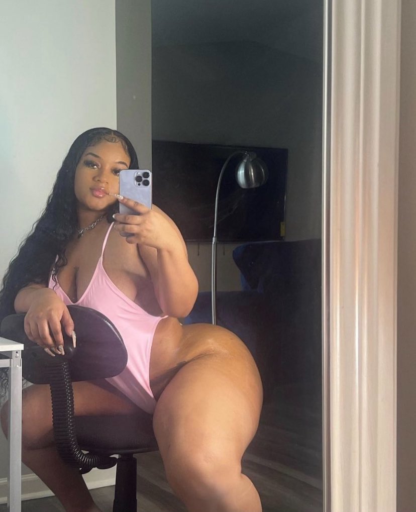 “FaceTime me in pink”😋👀