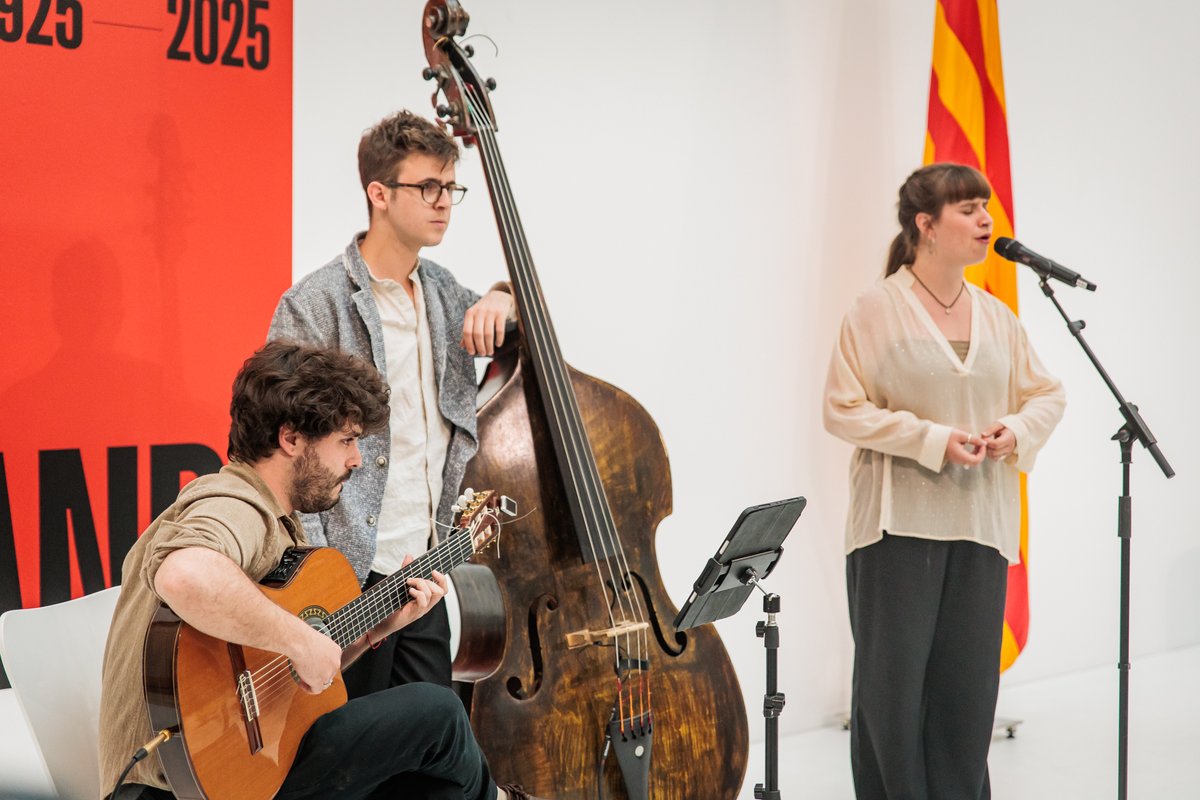 El <a href="/parlamentcat/">Parlament de Catalunya</a> ha commemorat el centenari del naixement del periodista, escriptor i polític Francesc Candel amb un homenatge impulsat per la Fundació Paco Candel , l'<a href="/AteneuBCN/">Ateneu Barcelonès</a>  i <a href="/omnium/">Òmnium Cultural</a> que s'ha fet coincidint amb l'Any Candel

🔗Més informació: parlament.cat/web/actualitat…