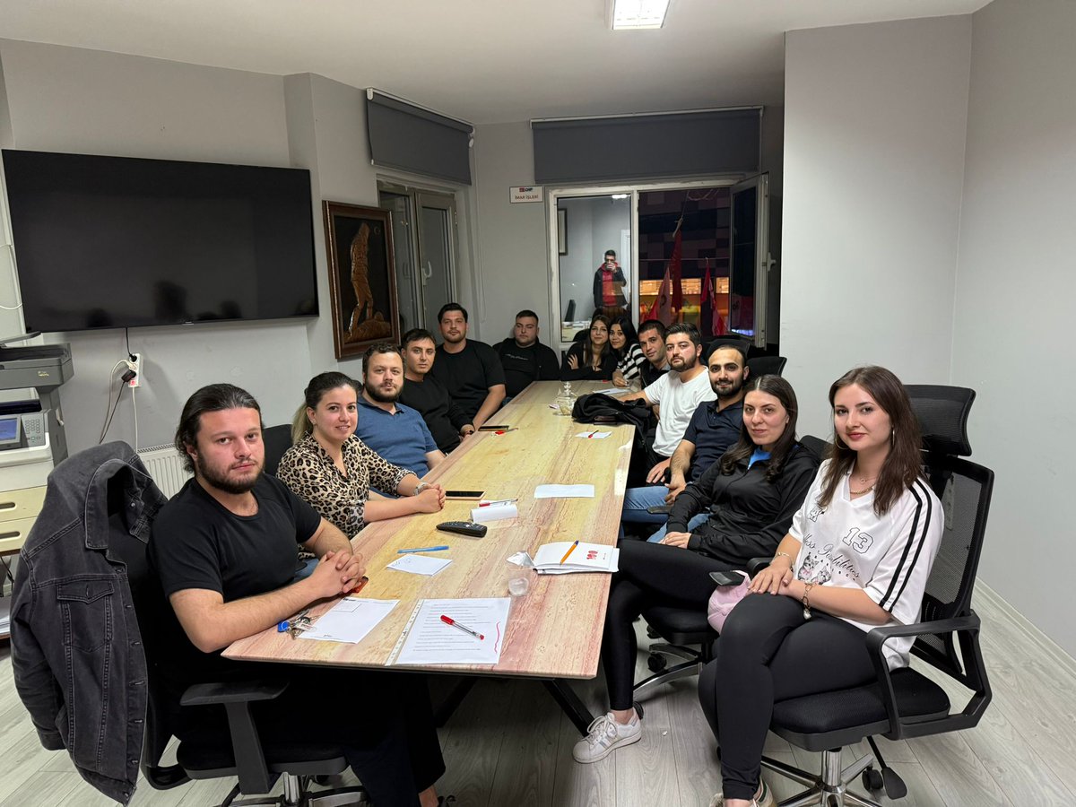 CHP Beykoz Gençlik Kolları Yönetim Kurulu olarak olağan toplantımızı gerçekleştirdik.
Önümüzdeki döneme dair yol haritamızı belirledik, örgütlü mücadelemizi büyütme kararlılığımızı yineledik.
Gençlik var, umut var!