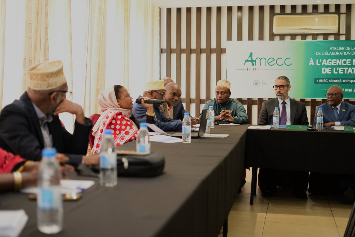 UNICEFComores's tweet photo. Aujourd’hui, un pas décisif a été franchi vers un système d’état civil moderne, inclusif et sécurisé aux Comores. Lors d’un atelier réunissant les institutions nationales, la société civile et les partenaires, les travaux d’élaboration du décret portant création de l’Agence Nationale de l’État Civil ont été officiellement lancés.

« En nous réunissant aujourd’hui, il ne s’agit pas d’un simple exercice administratif. Nous engageons une réflexion de fond sur la manière dont notre État reconnaît, protège et accompagne chaque citoyen dès sa naissance et tout au long de sa vie, à travers son identité. » — Mohamed Ahmed Assoumani, ministre de l’Intérieur, de la Décentralisation et de l’Administration Territoriale.

Cette réforme est soutenue par le Projet d’Appui à la Modernisation de l’État Civil #AMEC, mis en œuvre par le ministère de l’Intérieur, avec l’appui de #UNICEF et de l’Ambassade de France en Union des Comores.

💬 « L’état civil, ce n’est pas qu’un registre. C’est ce qui permet à un enfant d’exister légalement, à une famille d’accéder à la protection sociale, à un État de planifier, de protéger, de gouverner. » —Mustapha Ben Messaoud, Représentant de l’UNICEF aux Comores.

L’UNICEF reste engagé aux côtés du Gouvernement pour garantir à chaque enfant, chaque citoyen, une identité légale et des droits reconnus.

📢 Parce que chaque naissance enregistrée est un droit reconnu,
📢 Parce que chaque donnée fiable est une décision publique mieux orientée,
📢 Parce que l’état civil est un pilier des droits humains.