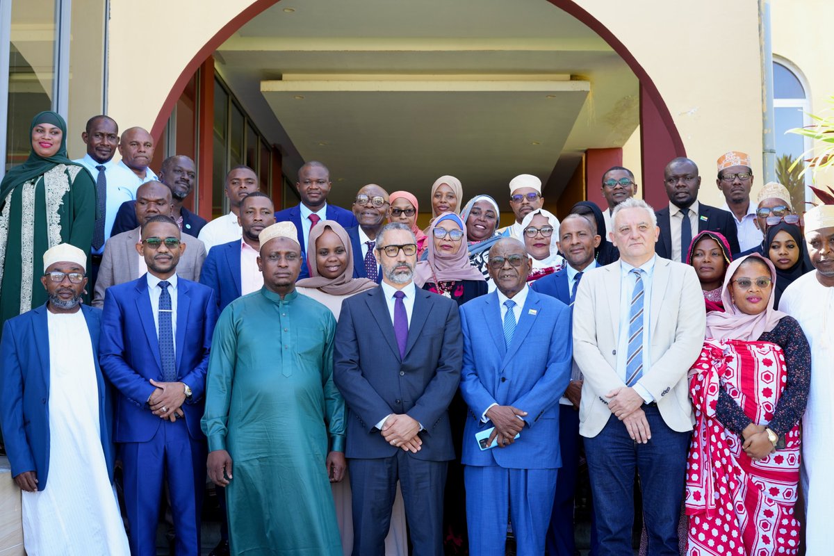 UNICEFComores's tweet photo. Aujourd’hui, un pas décisif a été franchi vers un système d’état civil moderne, inclusif et sécurisé aux Comores. Lors d’un atelier réunissant les institutions nationales, la société civile et les partenaires, les travaux d’élaboration du décret portant création de l’Agence Nationale de l’État Civil ont été officiellement lancés.

« En nous réunissant aujourd’hui, il ne s’agit pas d’un simple exercice administratif. Nous engageons une réflexion de fond sur la manière dont notre État reconnaît, protège et accompagne chaque citoyen dès sa naissance et tout au long de sa vie, à travers son identité. » — Mohamed Ahmed Assoumani, ministre de l’Intérieur, de la Décentralisation et de l’Administration Territoriale.

Cette réforme est soutenue par le Projet d’Appui à la Modernisation de l’État Civil #AMEC, mis en œuvre par le ministère de l’Intérieur, avec l’appui de #UNICEF et de l’Ambassade de France en Union des Comores.

💬 « L’état civil, ce n’est pas qu’un registre. C’est ce qui permet à un enfant d’exister légalement, à une famille d’accéder à la protection sociale, à un État de planifier, de protéger, de gouverner. » —Mustapha Ben Messaoud, Représentant de l’UNICEF aux Comores.

L’UNICEF reste engagé aux côtés du Gouvernement pour garantir à chaque enfant, chaque citoyen, une identité légale et des droits reconnus.

📢 Parce que chaque naissance enregistrée est un droit reconnu,
📢 Parce que chaque donnée fiable est une décision publique mieux orientée,
📢 Parce que l’état civil est un pilier des droits humains.