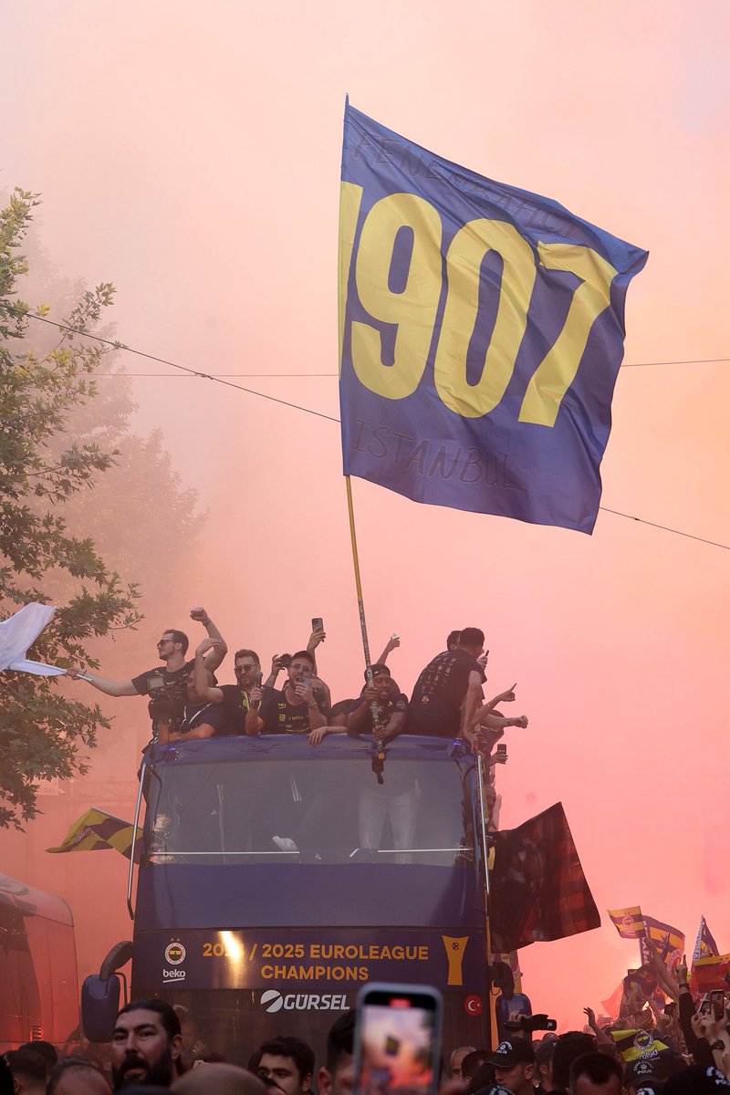 Ardında duvar gibi milyonlarca asker, hiçbir şartta inmeyen şanlı bir bayrak ! 

Yenemezsin ki, nasıl yeneceksin  ?