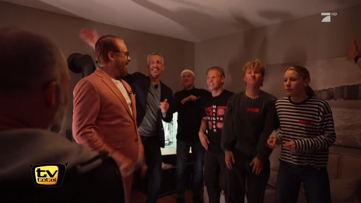 Das ist doch sonst Kiewels bester Freund! 🥳#TvTotal #fernsehgarten