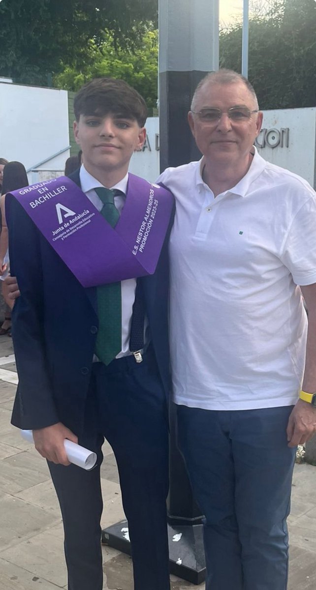 Nada delata el paso del tiempo tanto como verles crecer. Sé feliz y ponle pasión a la vida. A los aciertos y a los errores. Porque la vida va de ponerle pasión a todo. Estoy orgulloso de ti ,Víctor . Si necesitas algo, mira detrás . 
Ahí me encontrarás siempre.
Muchos éxitos.