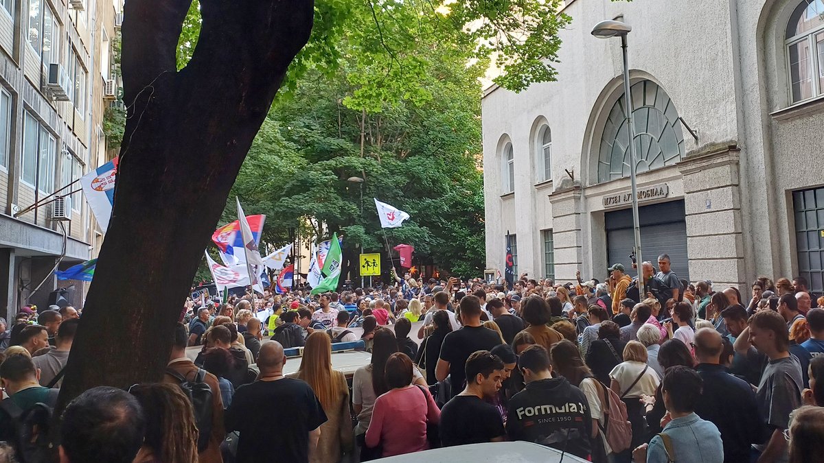 Na protestu protiv kampa u Pionirskom parku, koji su organizovali beogradski zborovi, roditeljske i aktivističke organizacije, ispred Policijske stanice Stari grad okupilo se oko 3.500 građana. Bio je to najveći skup u organizaciji zborova građana do sada.