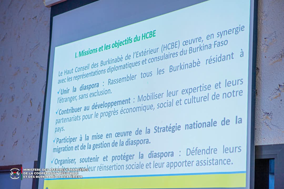 rafayaporgo's tweet photo. #AES État du Burkina Faso 🇧🇫
#HCBE, Haut Conseil des Burkinabè de l’Extérieur
🛑 Opérationnalisation Haut Conseil des Burkinabè de l’Extérieur : Le MAECR-BE prend langue avec les nouveaux délégués
(Ouagadougou, le 27 mai 2025)
Le ministère des Affaires étrangères, de la Coopération régionale et des Burkinabè de l’Extérieur, a organisé une session en ligne avec les nouveaux délégués élus au Haut Conseil des Burkinabè de l’Extérieur (HCBE), ce mardi 27 mai 2025.
Cette rencontre présidée par SEM Karamoko Jean Marie TRAORE, est une première prise de contact entre les nouveaux délégués et le premier responsable en charge des Burkinabè de l’Extérieur.
Il s’agit d’un échange direct pour présenter la vision et les attentes des plus hautes autorités vis-à-vis de ces représentants de la diaspora.
A l’ouverture de ce webinaire, le Chef de la diplomatie burkinabè a félicité les nouveaux élus tout en leur souhaitant plein succès durant leur mandat.
« Vous êtes désormais les porte-voix de milliers de Burkinabè vivant hors de nos frontières. Soyez en fiers et mesurez pleinement cette nouvelle mission qui vous incombe », a indiqué le ministre Karamoko Jean Marie TRAORE.
Et il poursuit en déclarant ceci : « le mandat qui vous a été confié doit être guidé par l’esprit d’unité, de solidarité et de justice. Je vous invite donc à placer l’intérêt collectif au-dessus de toute considération personnelle et partisane, car c’est ainsi que nous pourrons bâtir une diaspora forte, solidaire et respectée ».
A l’attention des nouveaux délégués, le ministre en charge des Burkinabè de l’Extérieur a clairement décliné les attentes du Président du Faso, le Capitaine Ibrahim TRAORE.
« Sa vision, clairement affirmée, est celle d’une diaspora structurée, solidaire et impliquée dans la refondation de l’Etat et la consolidation de notre souveraineté » précise-t-il.
A cette rencontre également, la Direction générale des Burkinabè de l’Extérieur, qui est chargée de la mobilisation de la diaspora, a fait une présentation pour davantage clarifier les responsabilités et les missions du Haut Conseil des Burkinabè de l’Extérieur, et présenter les différents organes et leur fonctionnement.
Ce cadre d’échanges a permis aux nouveaux délégués, d’apporter des contributions, et surtout de soumettre diverses préoccupations, notamment les questions de documents et de notes officielles attestant leur statut.
Les délégués ont saisi l’occasion, pour aussi soulever des difficultés liées à l’obtention de visa, et à l'établissements d’un certain nombre de documents d’identité.
A l’ensemble de ces préoccupations, le ministre a apporté des réponses et des éclairages, tout en indiquant la disponibilité des services techniques du ministère à apporter des réponses complètes aux préoccupations soulevées.
Pour terminer, SEM Karamoko Jean Marie TRAORE a invité les nouveaux délégués au HCBE, à se mettre au travail pour une véritable restructuration de la diaspora burkinabè.
Environs 260 personnes dont plus de 170 délégués et des Chefs de Missions diplomatiques burkinabè à travers le monde ont pris part à ce webinaire.
Il faut noter que le processus de mise en place des Haut Conseil des Burkinabè de l’Extérieur enclenché en 2024, connait un succès avec l’élection de plus de 173 délégués sur 204 postes au total.
La diaspora et le ministère en charge des Burkinabè de l’Extérieur restent mobilisés pour achever le processus d’ici à juillet 2025.
DCRP/MAECR-BE