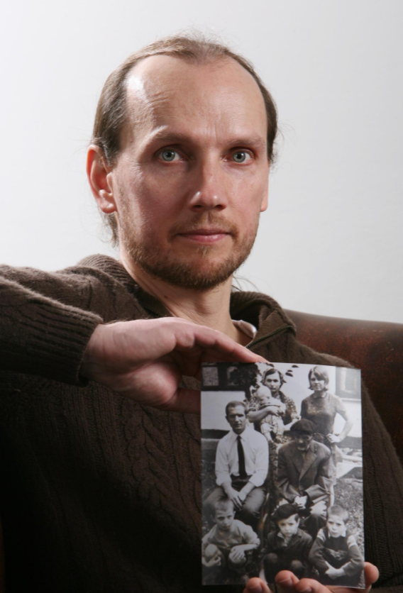 On this #WhiteArmBandDay learn more about @kemalpervanic 
These links &amp; resources will help you &amp; YP understand what happened to him in his village within Prijedor 1992-95.  hmd.org.uk/resource/kemal… or hmd.org.uk/resource/kemal…