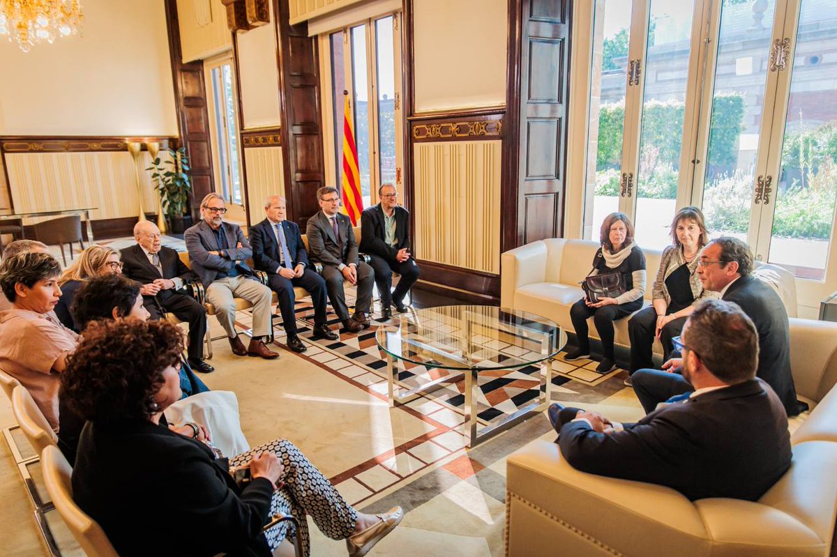 omnium's tweet photo. Per sempre Candel.

“Commemorar Candel és un compromís explícit amb el país que som i, sobretot, amb el país que volem ser.”

Paraules del president @XavierAntich a l'acte de commemoració que hem impulsat amb el @parlamentcat, l'@AteneuBCN i la @FundacioCandel.
🔗https://t.co/I5UNZ5UoZJ