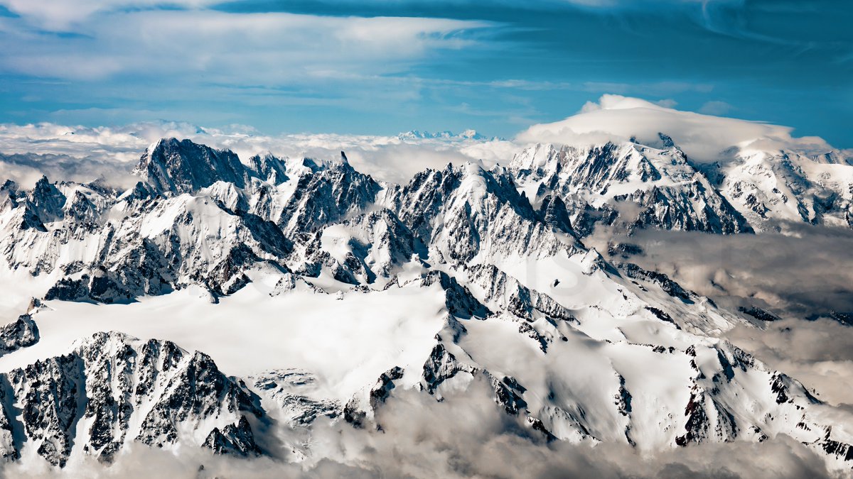 JamesDC152's tweet image. Night in Sion, Switzerland, giving close-up views of the Alps. ✈️🗻