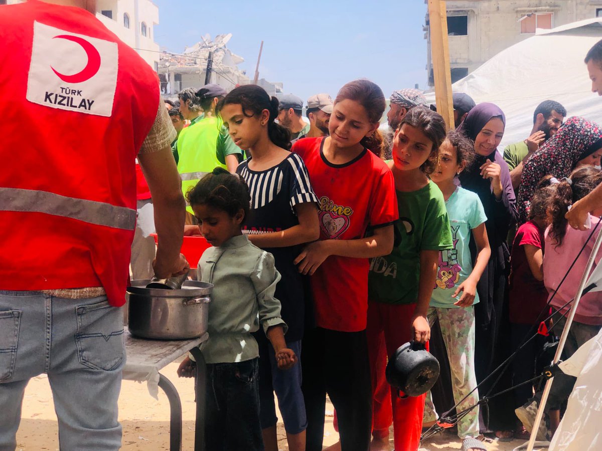 Dünyanın en akıllı çocukları…

Gazze’ye sınırlı şekilde ulaşabilen temel gıda malzemeleriyle, her gün kazanlarımızı kaynatıyor, bir lokma da olsa sıcak yemek çıkartabilmek için çabalıyoruz.

Burada en çok, her gün o sıcak yemek sırasına yeniden, usulca giren çocuklara