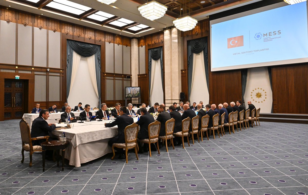 Çalışma ve Sosyal Güvenlik Bakanımız Sayın Vedat Işıkhan, Sanayi ve Teknoloji Bakanımız Sayın Mehmet Fatih Kacır ve ilgili kurumlarımızın temsilcileriyle birlikte, metal sektörünün kamu, işçi ve işveren temsilcileriyle Cumhurbaşkanlığı Külliyesi’nde verimli bir istişare