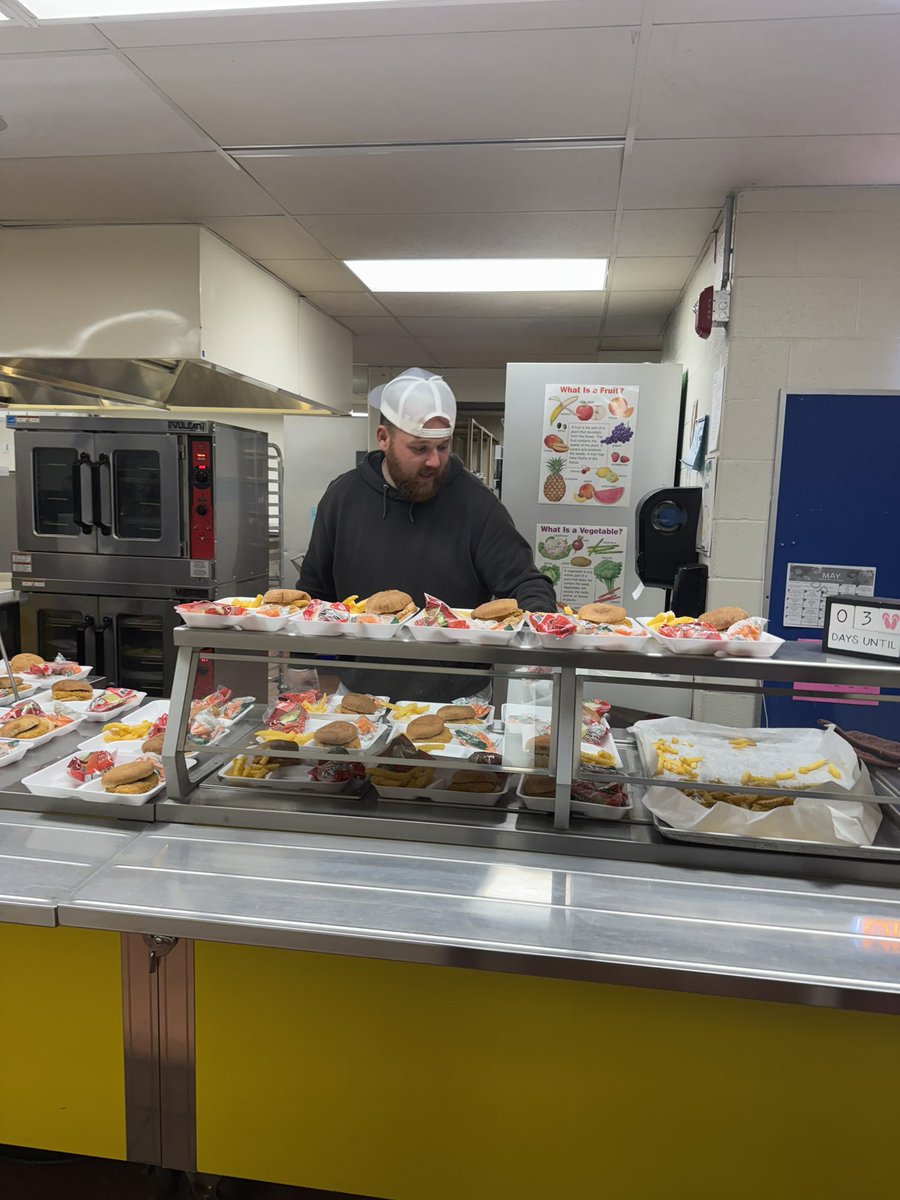 Huntington Elementary (@bcsdhuntington) on Twitter photo Shout out to this guy, Mr. Dye, for not only planning our awesome Field Day today, but also helped put in the kitchen serving our students lunch!!! <a href="/BrunswickCSD/">BrunswickCitySchools</a> Shout out to this guy, Mr. Dye, for not only planning our awesome Field Day today, but also helped put in the kitchen serving our students lunch!!! <a href="/BrunswickCSD/">BrunswickCitySchools</a>