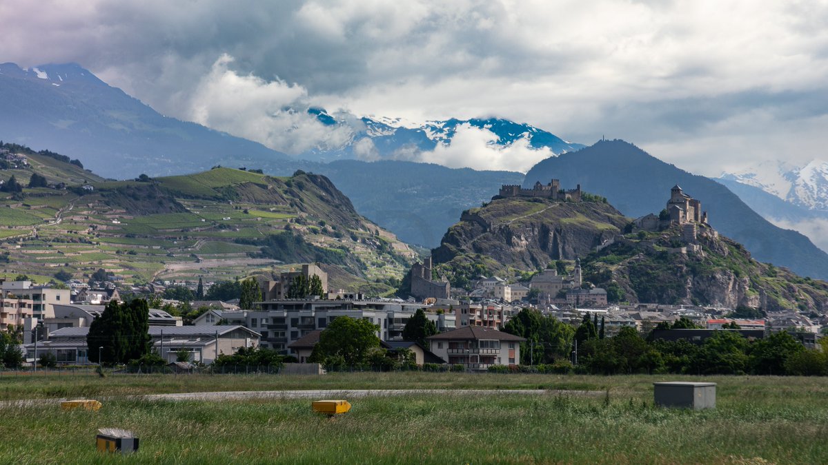 JamesDC152's tweet image. Night in Sion, Switzerland, giving close-up views of the Alps. ✈️🗻