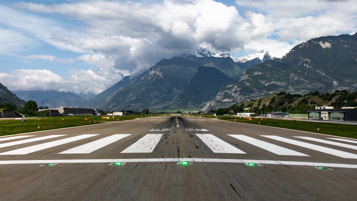 JamesDC152's tweet image. Night in Sion, Switzerland, giving close-up views of the Alps. ✈️🗻