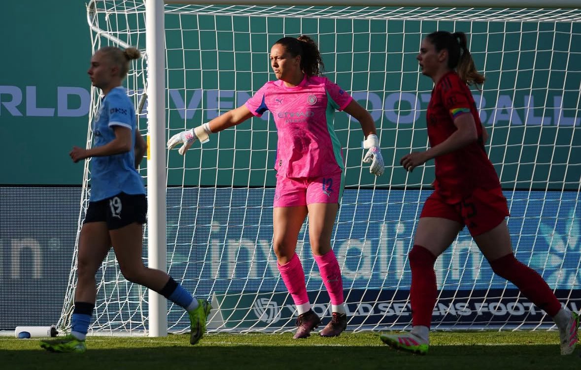 one minute, two crucial saves, one clean sheet, one bump in the head, against european giants bayern in the biggest tournament to have ever been played in portugal 

sarina I present to you 19 year old eve annets