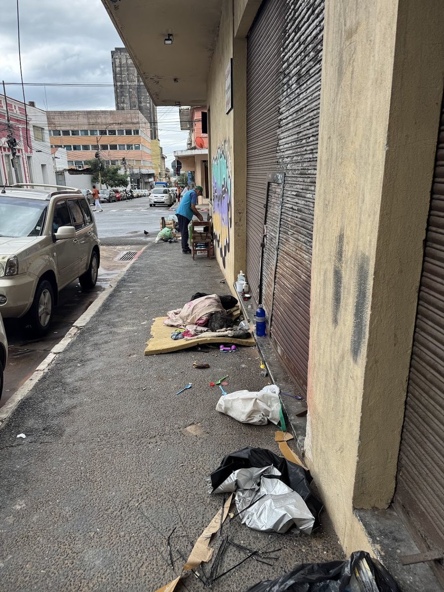 asuncionrealpy's tweet photo. Persona en situación de calle. Fulgencio Yegros c/ Cerro Corá https://t.co/M9g0D7IhaP