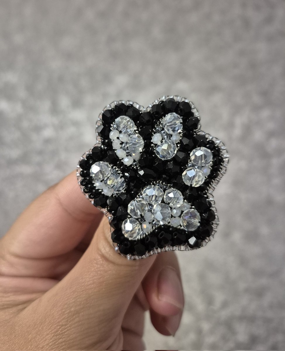 For everyone who carries love for animals in their heart!💞😻

Handmade brooch 🐾Paw, created with soul in Ukraine.✨️🇺🇦

Support my work by sharing or purchasing on Etsy or DM.
etsy.com/shop/NadiiaJew…

Thank you for your support.💙💛🫂