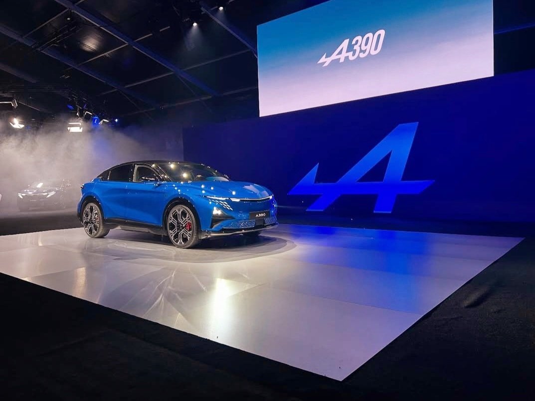 Ville de Dieppe (@dieppefr) on Twitter photo La nouvelle #a390🚙 <a href="/AlpineCarsFR/">Alpine Cars FR</a> dévoilée mondialement à #Dieppe avec Zinédine Zidane⚽️ et <a href="/PierreGASLY/">PIERRE GASLY 🇫🇷</a>🏎. Ce modèle électrique sera construit à l'usine🏭 dieppoise. De vendredi à dimanche, grand rassemblement #Alpine sur les pelouses de la plage🏖 pour les 70 ans🥳de la marque. La nouvelle #a390🚙 <a href="/AlpineCarsFR/">Alpine Cars FR</a> dévoilée mondialement à #Dieppe avec Zinédine Zidane⚽️ et <a href="/PierreGASLY/">PIERRE GASLY 🇫🇷</a>🏎. Ce modèle électrique sera construit à l'usine🏭 dieppoise. De vendredi à dimanche, grand rassemblement #Alpine sur les pelouses de la plage🏖 pour les 70 ans🥳de la marque.