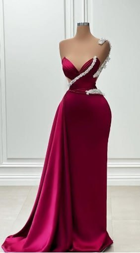 shirojinsei1's tweet image. A stunning one-shoulder, deep red gown with intricate white detailing and a dramatic, flowing train, displayed on a mannequin.
