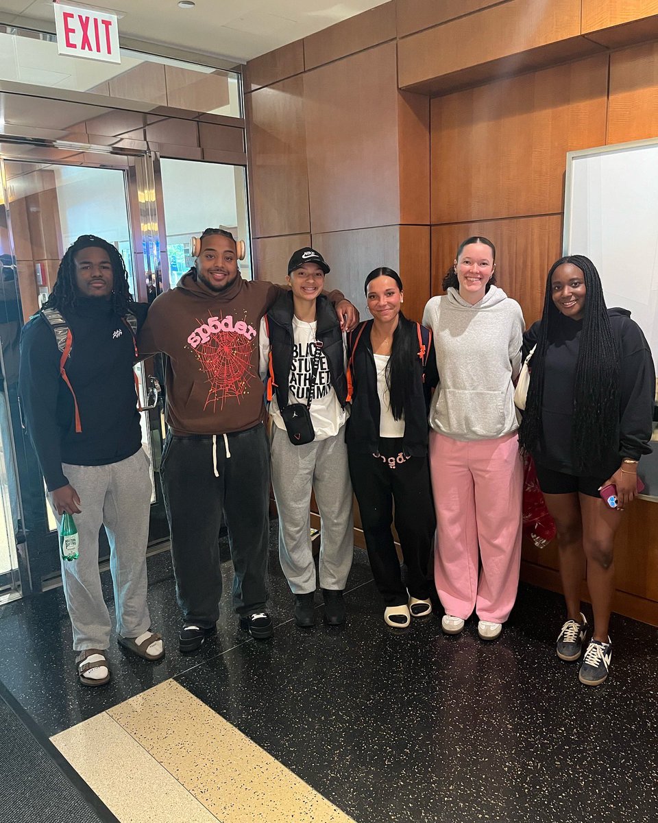 2025 Black Student Athlete Summit ✅🖤

Six Illini student-athletes spent the week connecting with peers from across the country, building community, and engaging in powerful conversations around identity, leadership, and belonging in college athletics.