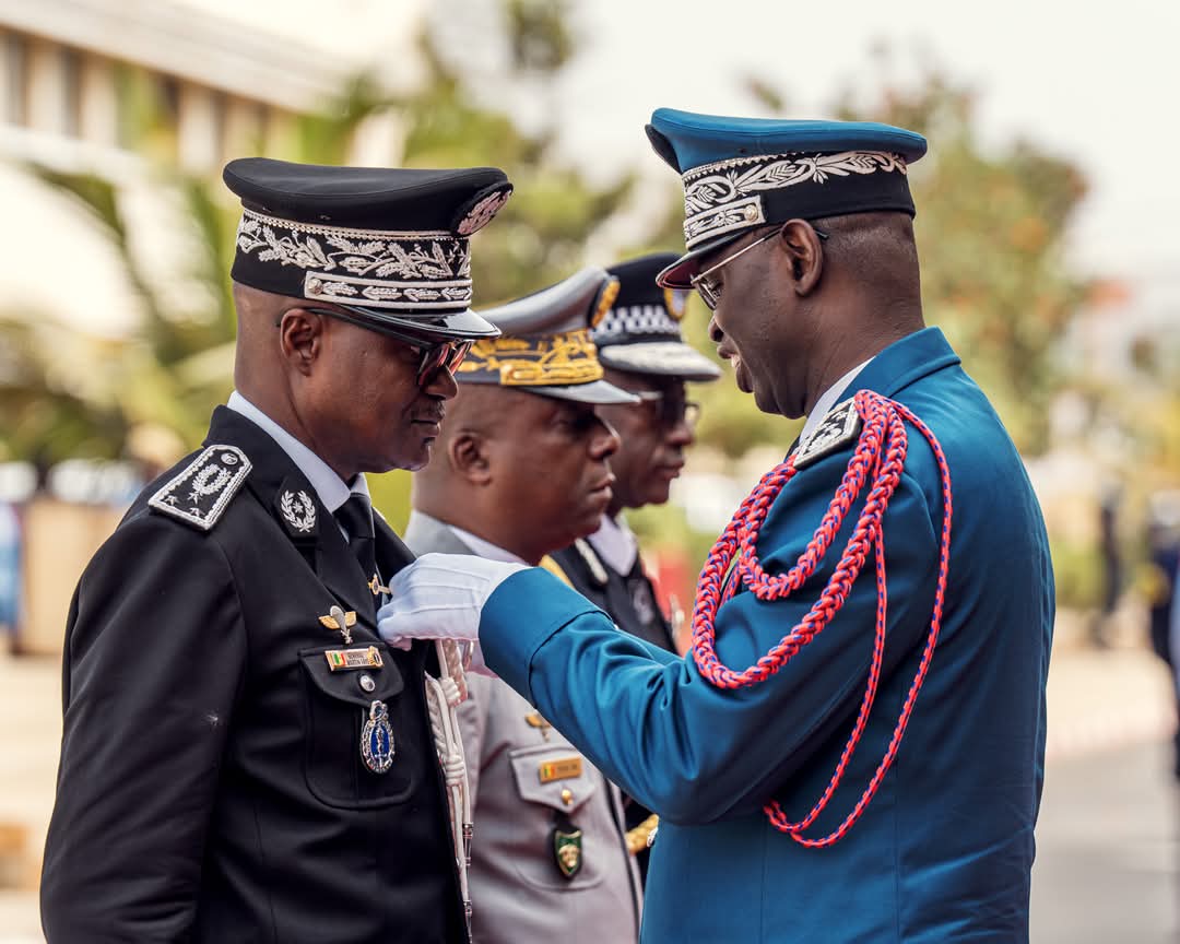 🎓Le Ministre Jean-Baptiste Tine a présidé la sortie de la 48e promo de l’École nationale de police : 1 349 jeunes policiers appelés à servir avec rigueur, loyauté et éthique.
🛡️ « La sécurité commence par l'exemplarité. »
#PoliceNationale #SécuritéPublique #48ePromotion