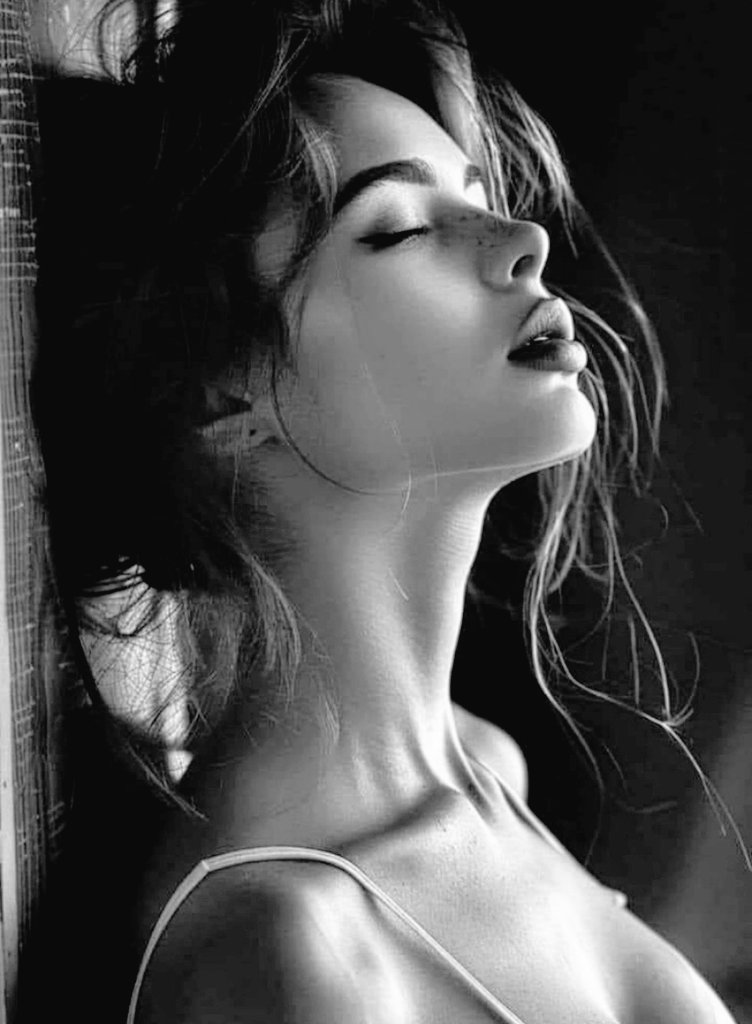 "Las cosas más importantes de la vida, no son cosas. Son las personas,
Los lugares, los recuerdos.
Son los sentimientos, las sensaciones, los momentos,
Las sonrisas y las carcajadas."

Buenas noches 💫 a soñar bonito 💋

#FelizNoche #FelizMiércoles 💫🌹