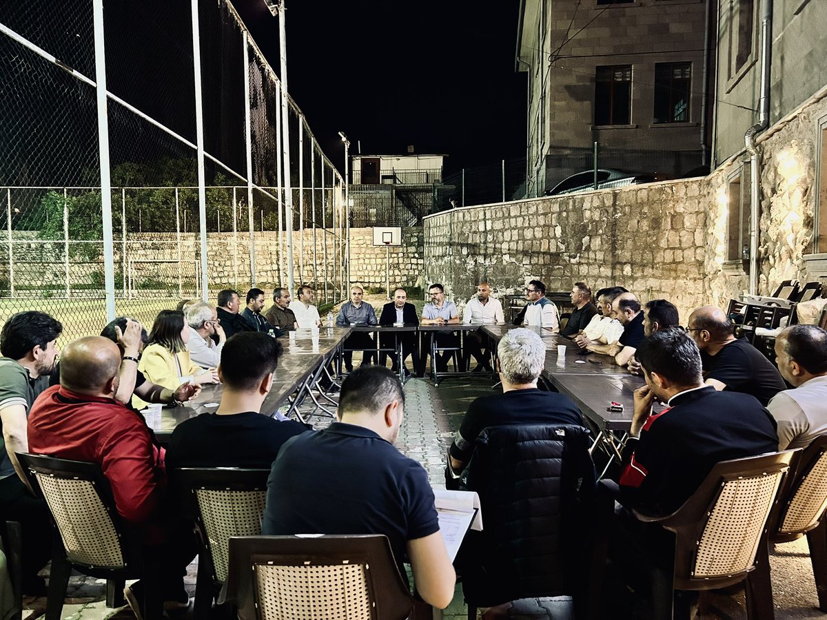 Bugün merkez ilçe teşkilatımız olarak toplantımızı Nar beldemizde gerçekleştirdik. Merkez İlçe Başkanımız Serhat Sonugelen, Nar Belde Başkanımız Hakan Başar ve önceki dönem Merkez İlçe Başkanımız Murat Özkaya’nın katılımlarıyla gerçekleştirdiğimiz toplantımızda, teşkilat