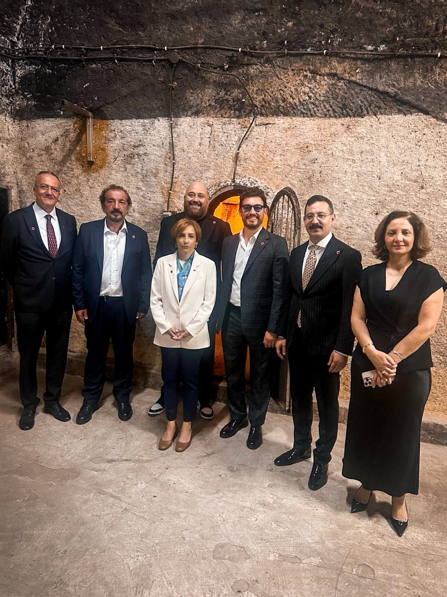 Kapadokya Üniversitesi (@kapadokyauniv) on Twitter photo Türk Mutfağı Haftası kapsamında “Anadoludakiler Kapadokya Pazarı” açılış töreni için Kapadokya’da bulunan <a href="/chefyalcinkaya/">Mehmet Yalçınkaya</a> , <a href="/SomerSivrioglu/">Somer Sivrioglu</a> ve <a href="/Danilo_Zanna/">Danilo Zanna</a> , Mütevelli Heyet Başkanımız Funda F. Aktan ve Rektörümüz Prof. Dr. Hasan Ali Karasar ile Ürgüp’ün tarihi ve kültüren Türk Mutfağı Haftası kapsamında “Anadoludakiler Kapadokya Pazarı” açılış töreni için Kapadokya’da bulunan <a href="/chefyalcinkaya/">Mehmet Yalçınkaya</a> , <a href="/SomerSivrioglu/">Somer Sivrioglu</a> ve <a href="/Danilo_Zanna/">Danilo Zanna</a> , Mütevelli Heyet Başkanımız Funda F. Aktan ve Rektörümüz Prof. Dr. Hasan Ali Karasar ile Ürgüp’ün tarihi ve kültüren