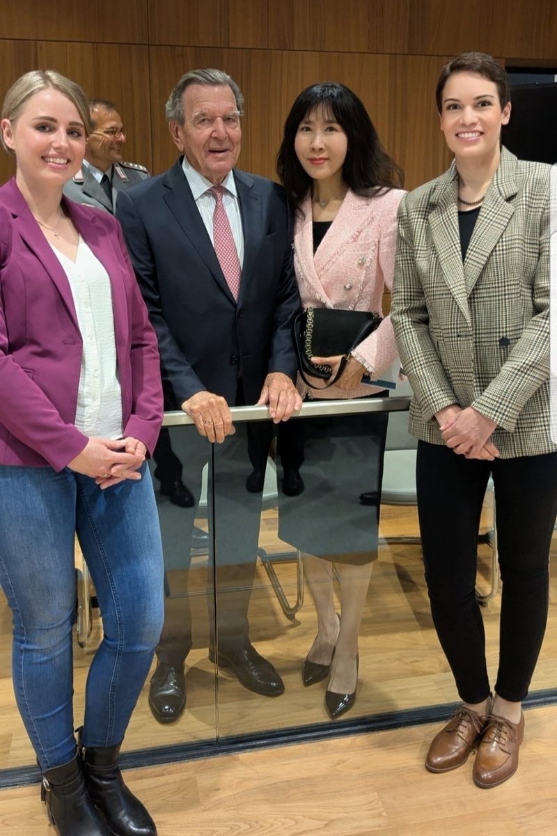 Hoher Besuch im <a href="/LT_Nds/">Niedersächsischer Landtag (inaktiv)</a> letzte Woche! Herzlichen Danke für das tolle Foto Herr Bundeskanzler a.D. Gerhard Schröder.