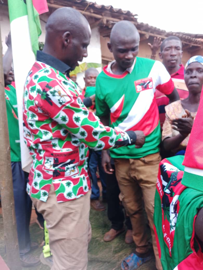 CnddFddButanyer's tweet photo. #Matongo ibikorwa vyo vyo kwiyamamaza  kur'uwu wa 27/5/2025 vyabereye mumitumba 4 yo muri Zone #Ruganza.
Ikigaragara n'uko Abanywanyi bashasha baguma binjira kubwinshi mu Mugambwe @CnddFdd.lmitumba 68/89 igize Komine niyo imaze kurangurigwako ivyo bikorwa. https://t.co/cMTJdtcP3R