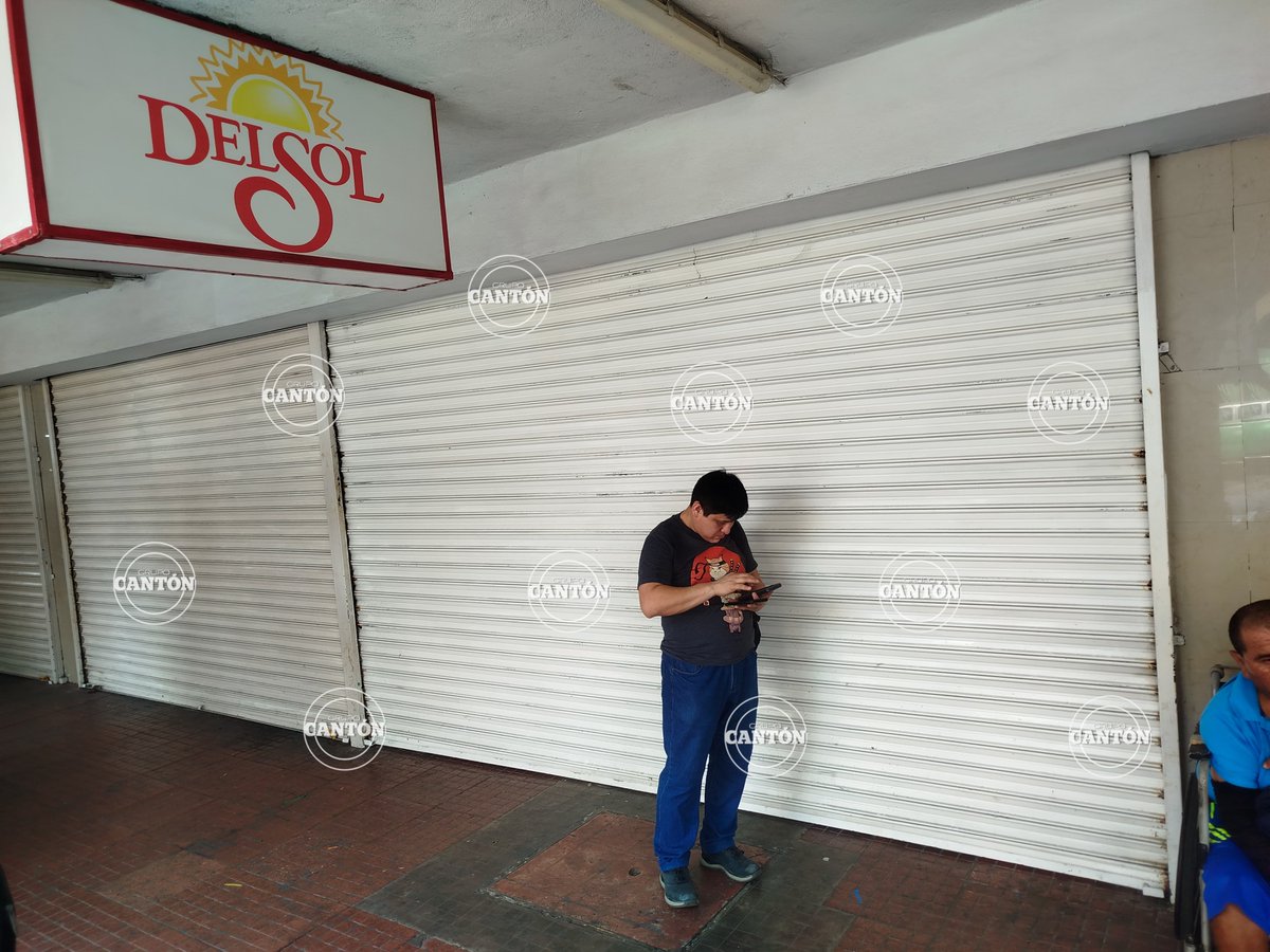 TabascoHOY's tweet photo. #ReporteTH🚨| Cerrado se encuentra la tienda Del Sol de la calle Juárez y avenida Francisco Madero en la zona Centro en el Barrio Mágico de #Villahermosa, empleados cierran el negocio porque pelean el pago de utilidades que corresponde por ley.
https://t.co/AMFwXSf9QG https://t.co/IfPAsk9cwR