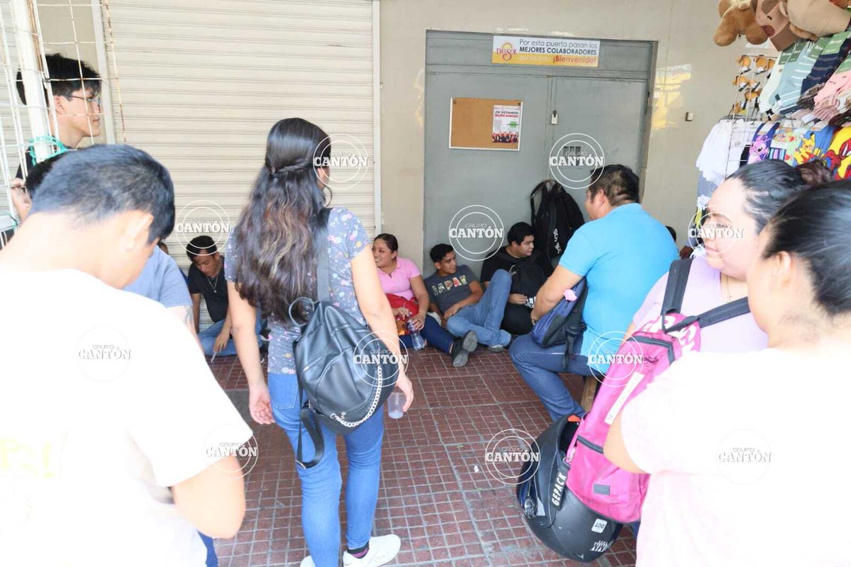 TabascoHOY's tweet photo. #ReporteTH🚨| Cerrado se encuentra la tienda Del Sol de la calle Juárez y avenida Francisco Madero en la zona Centro en el Barrio Mágico de #Villahermosa, empleados cierran el negocio porque pelean el pago de utilidades que corresponde por ley.
https://t.co/AMFwXSeC18 https://t.co/R7F1RKcWE6
