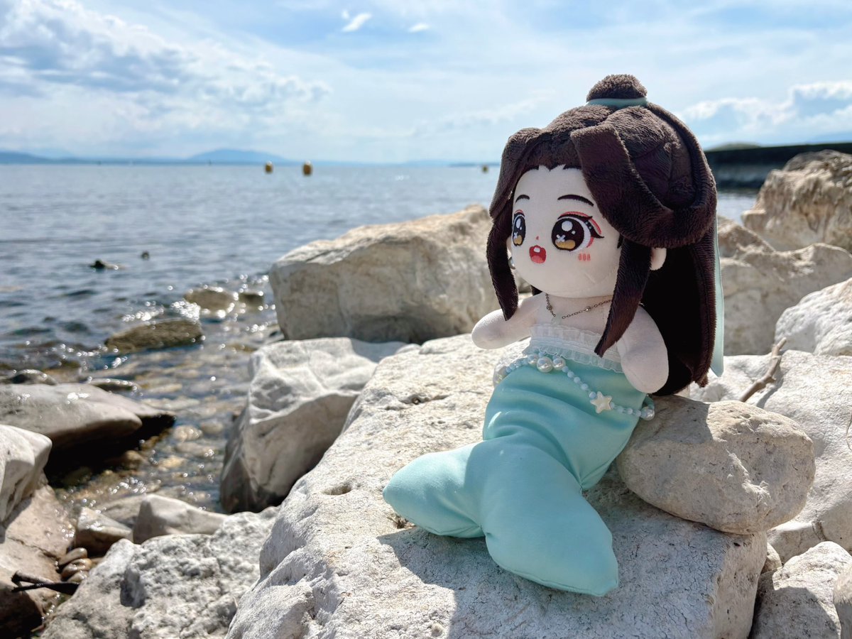 He’s relaxing in the sun 🧜🏻‍♂️☀️