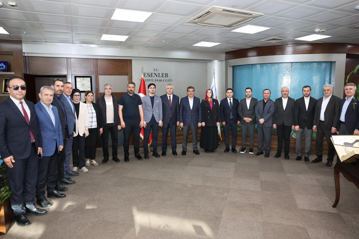 Yönetim kurulu üyelerimiz ile birlikte, hac vazifesini yerine getirmek üzere kutsal topraklara gidecek olan Esenler Belediye Başkanımız Mehmet Tevfik Göksu’yu makamında ziyaret ettik.

Rabbim hayırlısıyla gidip gelmeyi nasip eylesin inşallah.