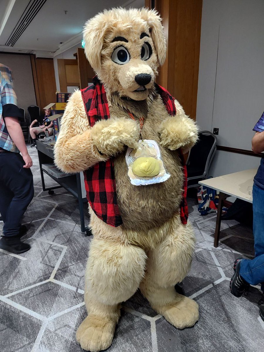 #confuzzled2025 was the first re-outing of the fixed Bubbles V2.1! 

He went through a lot of suiting this con so if you've got other pics, please tag/send them to me &lt;3

I desperately needed a brush here~