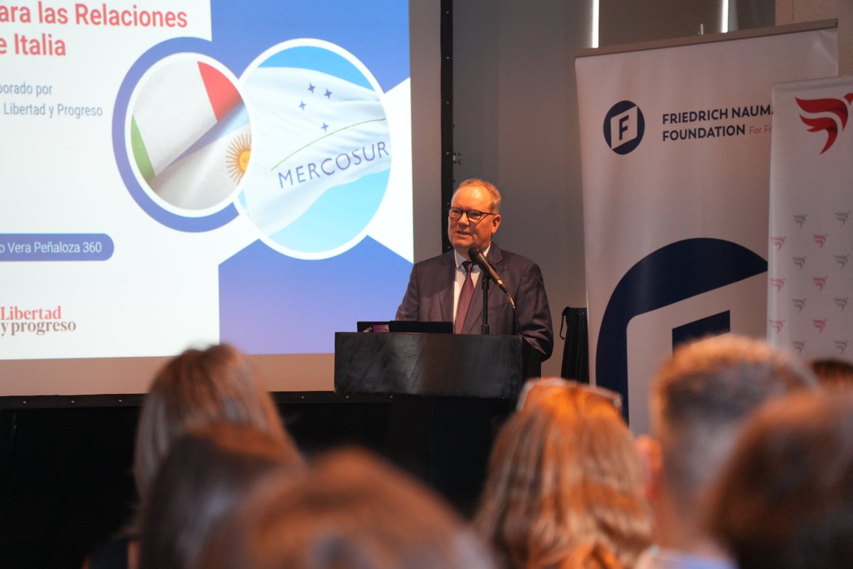 #PolicyPaper 🗞️

🇪🇺 EU-Mercosur: Alle Wege führen nach Rom und Buenos Aires

🏟️ Nach über 30 Jahren Verhandlungen steht das EU-Mercosur-Abkommen vor der Ratifizierung. Doch nicht Paris, Berlin oder Brasília sind jetzt ausschlaggebend – sondern Rom und Buenos Aires.

➡️ In seinem