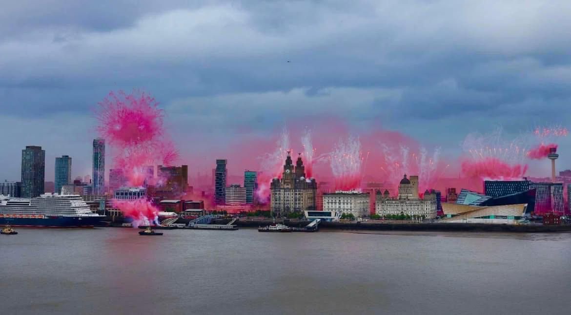 Dominic King (@dominicking_dm) on Twitter photo My old Echo mate <a href="/photogareth/">Gareth Jones</a> took this image yesterday. This is the one that should be the enduring image of the parade and should be shared far and wide. Gareth is a magician ππ» My old Echo mate <a href="/photogareth/">Gareth Jones</a> took this image yesterday. This is the one that should be the enduring image of the parade and should be shared far and wide. Gareth is a magician ππ»