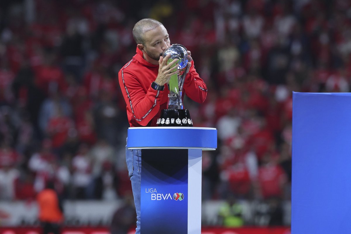vicandres8's tweet photo. Mi silencio es lo único que responde a este campeonato. Y es que de verdad no sé qué decir, sólo lo siento. Los festejos con el equipo y la afición son un abrazo que mi alma no sabe devolver. Ser campeón en este club es algo indescriptible.

Gracias a todos los que han estado desde el inicio, a los que se han ido sumando y a quienes me han dado trabajo. Con ustedes esa copa hermosa, que me habían dicho era muy pesada, se sintió ligera al levantarla. La estaban cargando conmigo. Yo sé quiénes son, y ustedes también lo saben. 

¡¡¡¡Toluca campeón!!!!