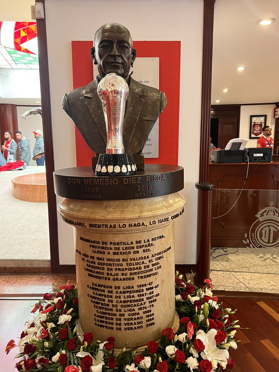 vicandres8's tweet photo. Mi silencio es lo único que responde a este campeonato. Y es que de verdad no sé qué decir, sólo lo siento. Los festejos con el equipo y la afición son un abrazo que mi alma no sabe devolver. Ser campeón en este club es algo indescriptible.

Gracias a todos los que han estado desde el inicio, a los que se han ido sumando y a quienes me han dado trabajo. Con ustedes esa copa hermosa, que me habían dicho era muy pesada, se sintió ligera al levantarla. La estaban cargando conmigo. Yo sé quiénes son, y ustedes también lo saben. 

¡¡¡¡Toluca campeón!!!!