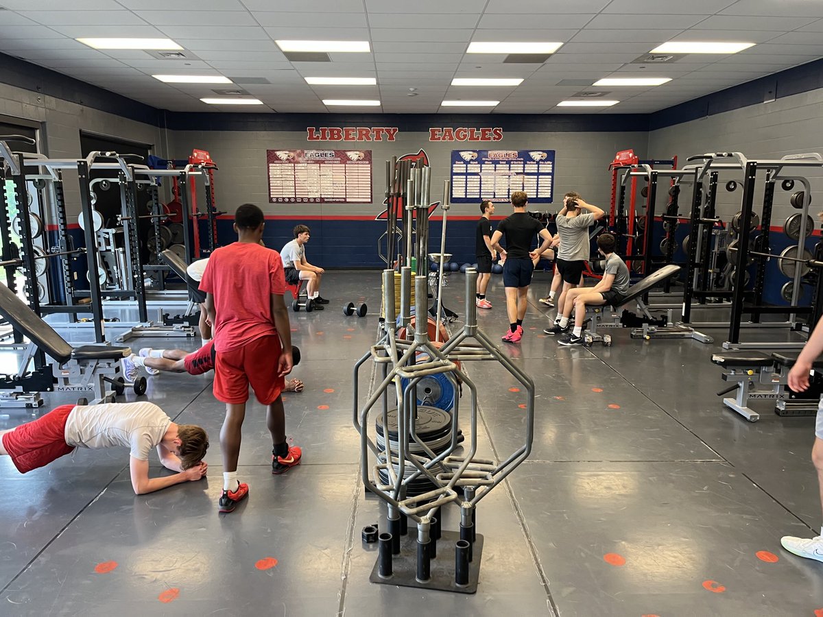 LHSEagleHoops's tweet image. Guys working hard this summer! #oski