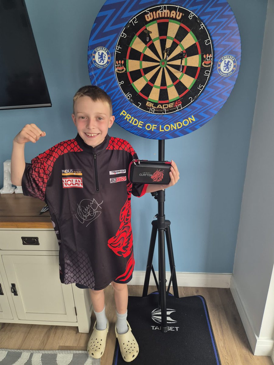 Absolute top guy <a href="/JonnyClay9/">Jonny Clayton</a> 

One very happy lad with a signed shirt &amp; new set of darts 🎯 from the man himself. 

Cheers Jonny 👌