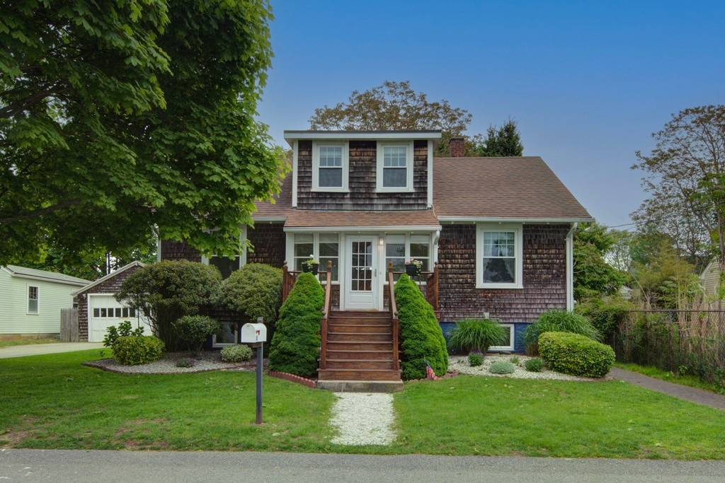 gustavewhite's tweet photo. Easton's Point Cottage 🐚 Charming 1920s classic tucked between First &amp; Second Beach in Middletown! 

25 Renfrew Avenue | Middletown, RI
3 Beds | 2.5 Baths | 1,718 Sq Ft.
$1,125,000 | Represented by Sara DeCosta Hayes &amp; Michell Drum 
https://t.co/cgjgNwIf5w https://t.co/bgVUtHp6BN