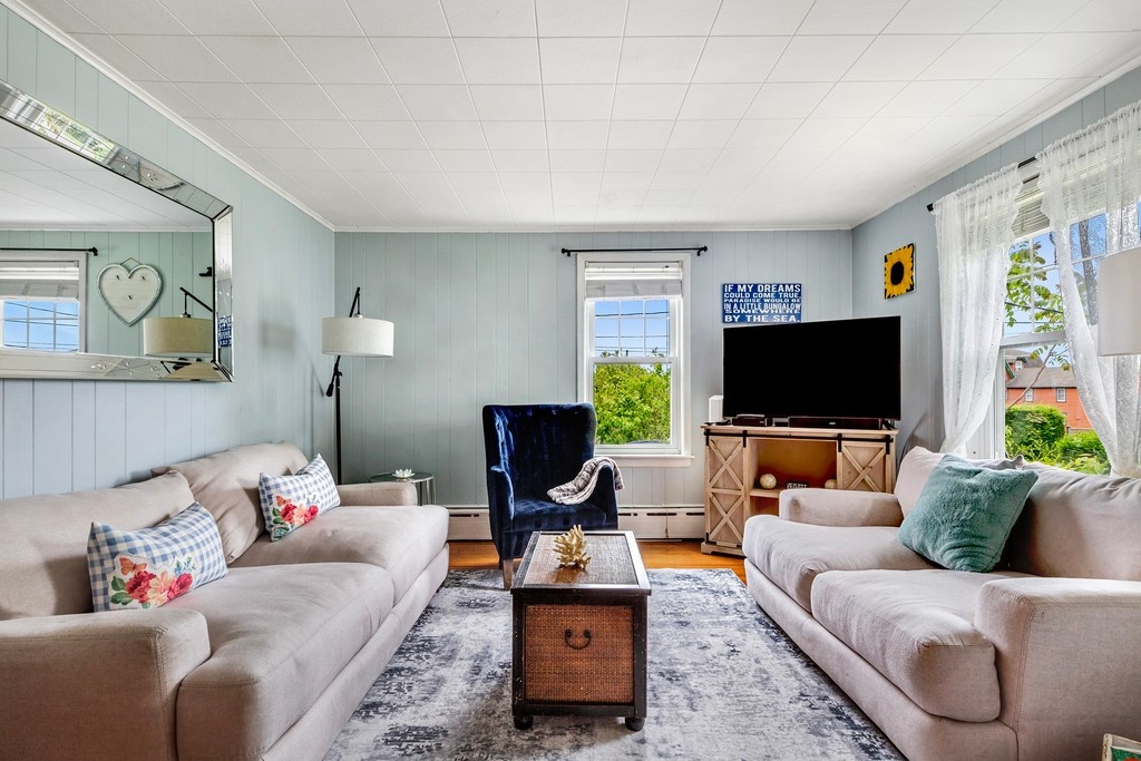 gustavewhite's tweet photo. Easton's Point Cottage 🐚 Charming 1920s classic tucked between First &amp; Second Beach in Middletown! 

25 Renfrew Avenue | Middletown, RI
3 Beds | 2.5 Baths | 1,718 Sq Ft.
$1,125,000 | Represented by Sara DeCosta Hayes &amp; Michell Drum 
https://t.co/cgjgNwIf5w https://t.co/bgVUtHp6BN